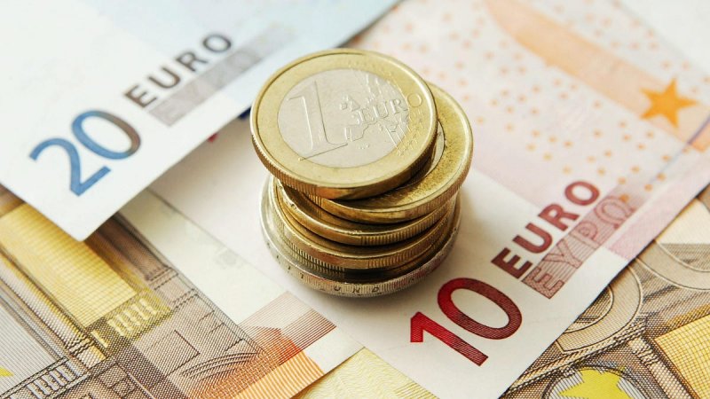 کاهش قیمت دلار و یورو در بازارهای مختلف 2 مهر