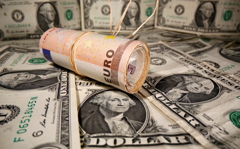نوسان قیمت دلار و یورو در بازارهای مختلف 9 آذر